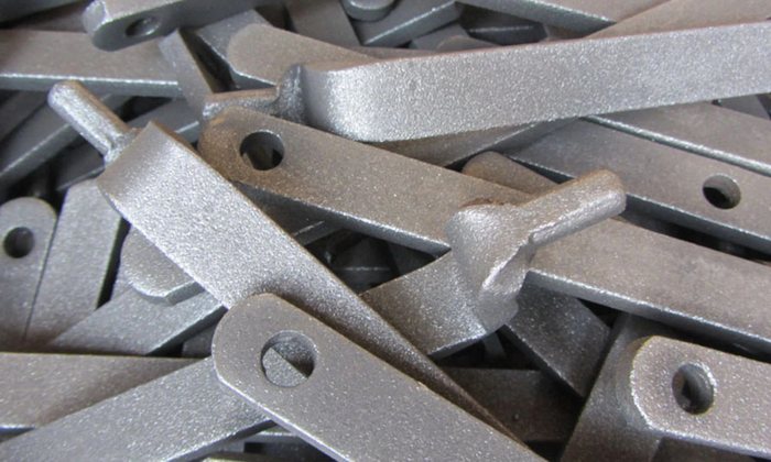 Componenti metallici dopo la sabbiatura