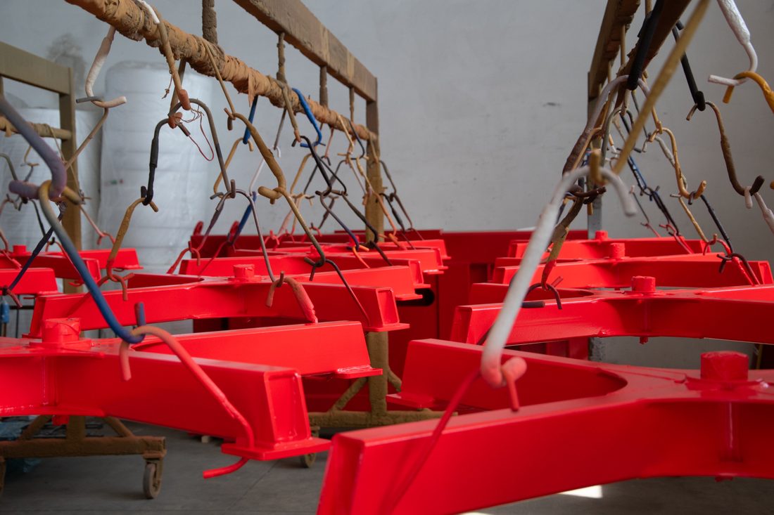 Telai verniciati in rosso fluorescente — foto 2
