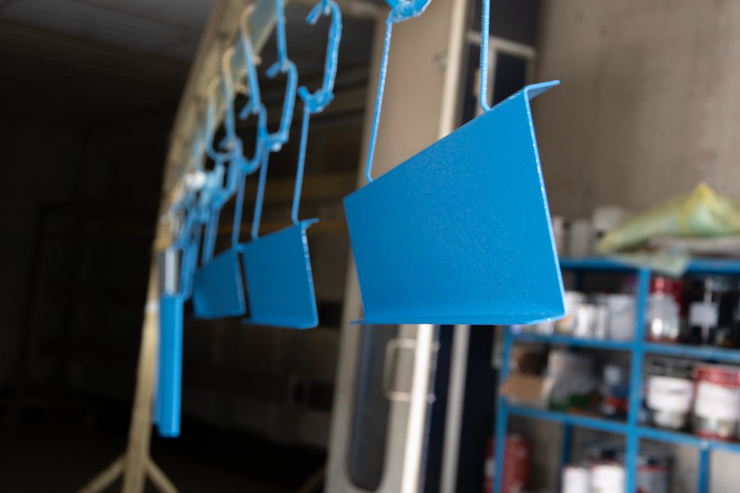 Pezzi verniciati in blu