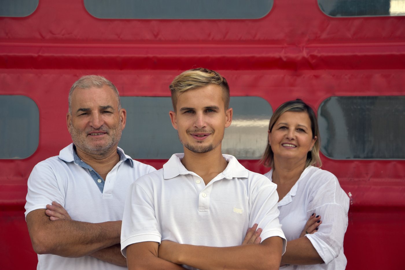Il team Sial davanti alla carpenteria verniciata